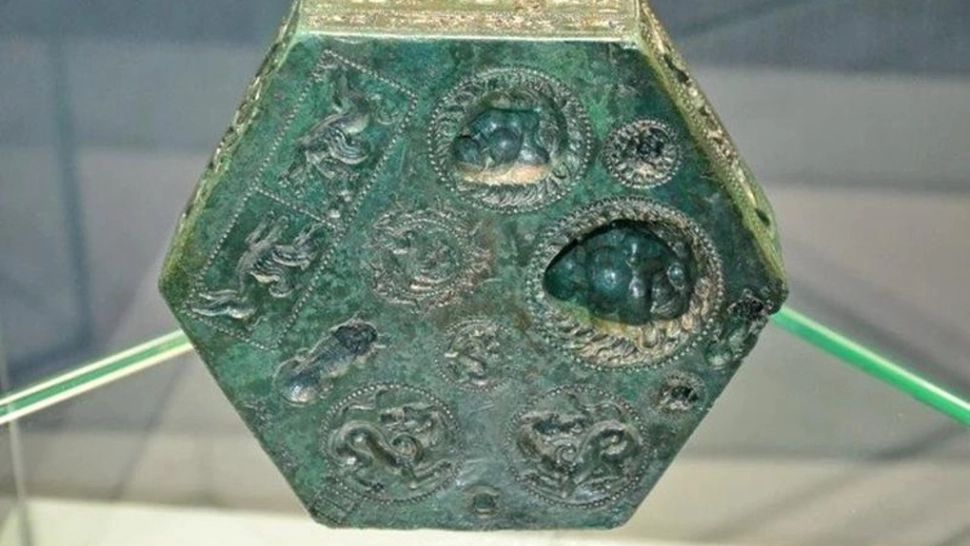 Obiect misterios găsit la rădăcina unui copac, la Sarmisegetusa. Un dar de la Dumnezeu - FOTO