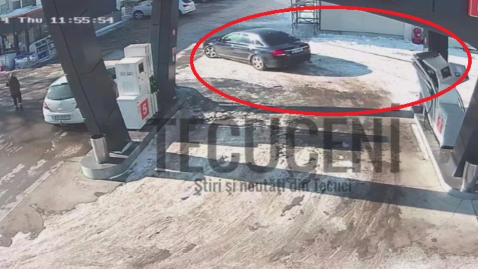 Un șofer a plecat cu tot cu furtunul de la pompă, după ce a alimentat/ Captură video tecuceni.ro