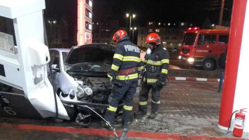 Pompierii intervin după ce o mașină s-a izbit de o staţie de carburanţi, la Tecuci