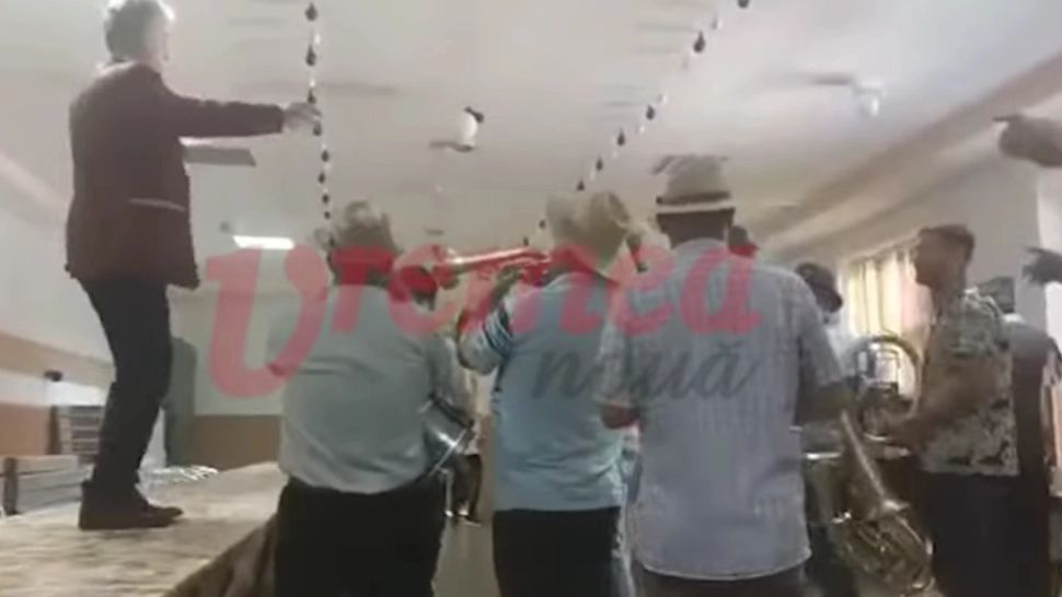 Primar-cheie din județul Vaslui, filmat în timp ce dansa pe mese de la Căminul cultural din localitate/ Captură video Vremea Nouă