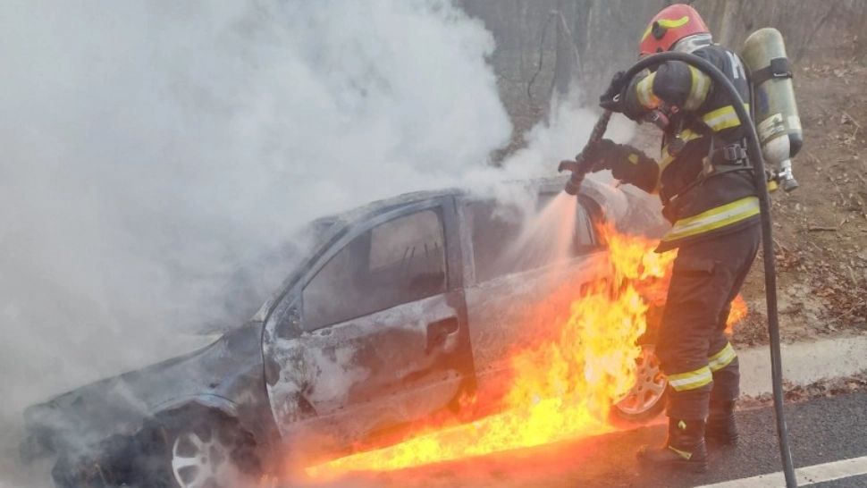 Panică pe o șosea din Botoșani: o mașină a luat foc în mers, după ce a fost implicată într-un accident - VIDEO