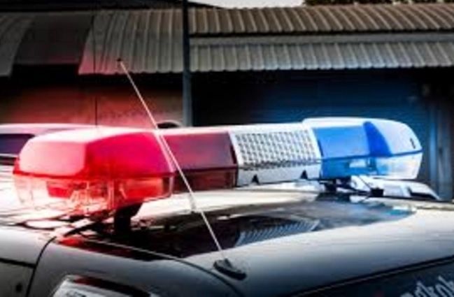 A murit în timp ce fugea de polițiști, după ce a intrat cu mașina într-un stâlp