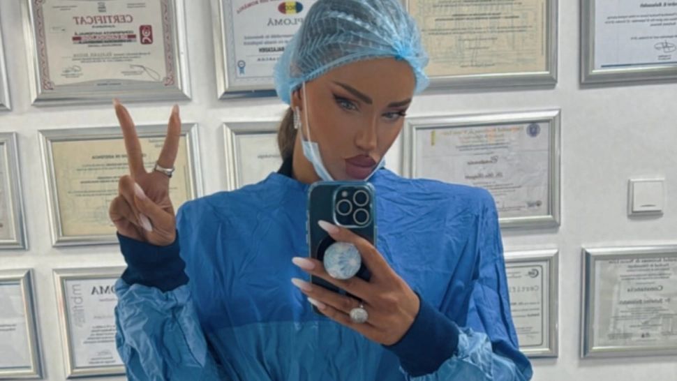 Imaginea din cabinetul chirurgului plastician postată de Bianca Drăgușanu pe Facebook 