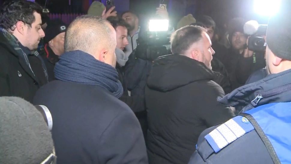 Prefectul Rareș Hopincă, in mijlocul transportatorilor: a invitat o delegație a persoanelor care protestează la intrarea în Capitală - Transportatorii au ieșit cu utilajele în stradă
