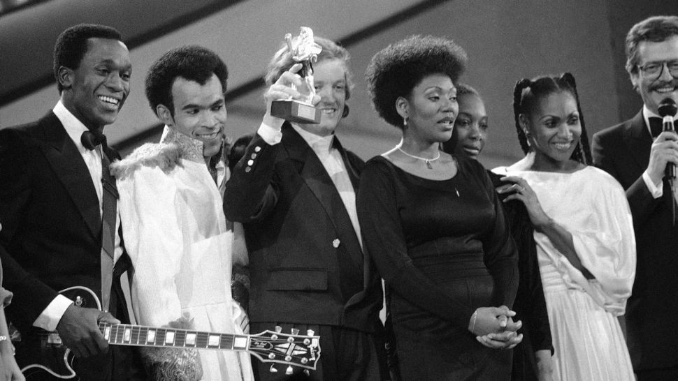 Frank Farian (cu premiul în mână) alături de formația Boney M, la premiile muzicale din 1985. Foto/Profimedia