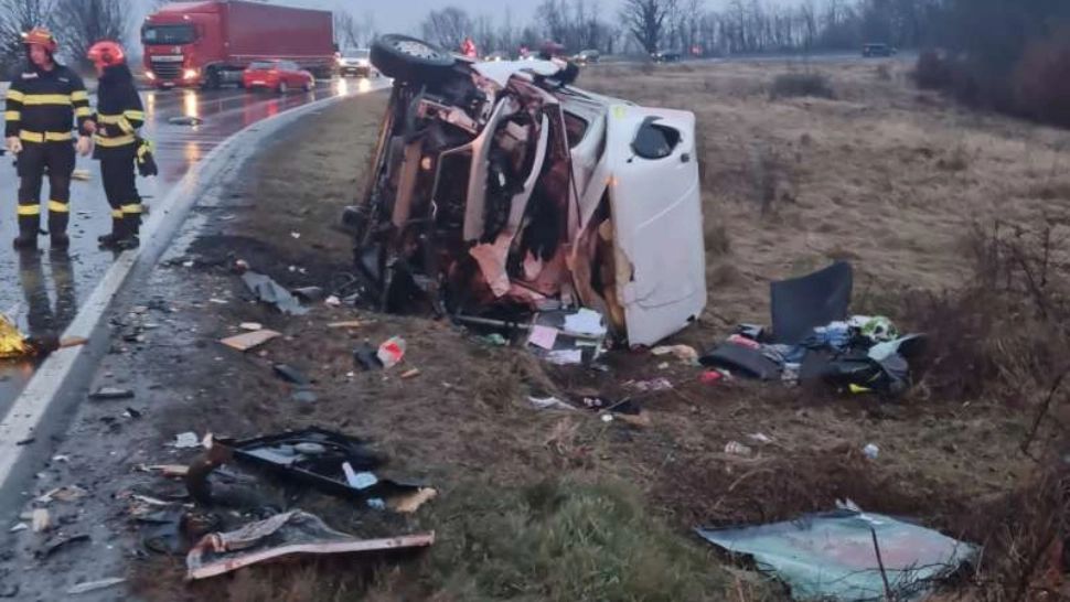 Impact devastator între un TIR și un camion, în jud. Timiș: un mort și doi răniți