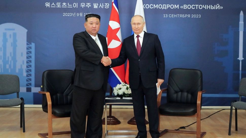 Putin a bătut palma cu Kim Jong. Coreea de Nord a furnizat armament Rusiei. Foto/Profimedia