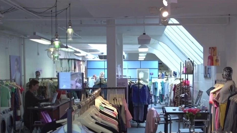 „Biblioteca” pentru haine, ultimul concept în industria modei. Foto/Captură video