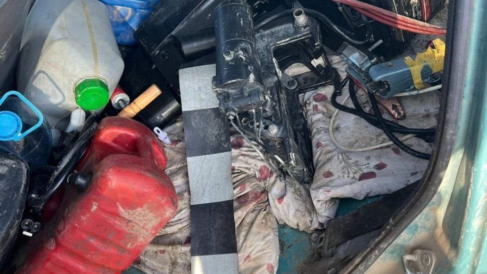 Șofer oprit cu focuri de armă, după ce a fugit de poliție. În mașină era o femeie cu un copil în brațe