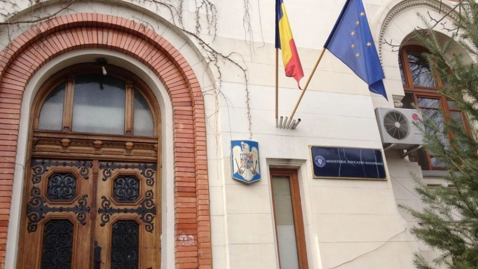 Elevii din toată țara protestează în fața Ministerului Educației