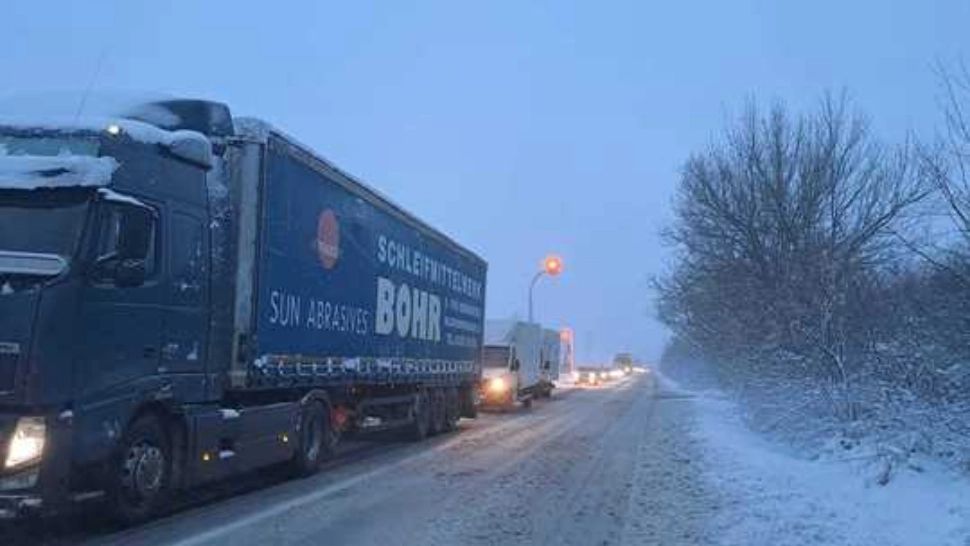 Viscol la sol pe DN 6. Deszăpezirea, îngreunată de ninsorile viscolite