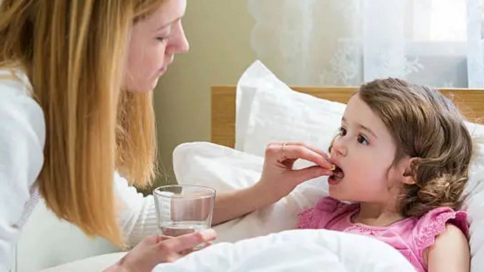 De ce să NU îi dai copilului antibiotic fără prescripție medicală: avertismentul medicilor