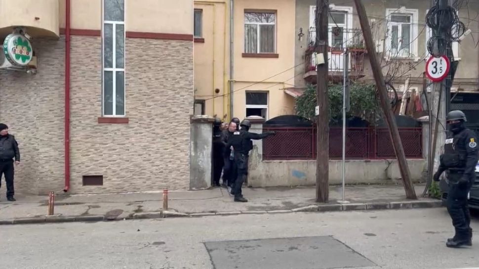Un fost polițist, baricadat într-un apartament din București, reținut de mascați, după ce a făcut scandal. Avea acasă un arsenal - VIDEO