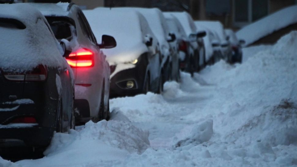 Urgia albă a avariat 21 de automobile în București. Foto: Profimedia