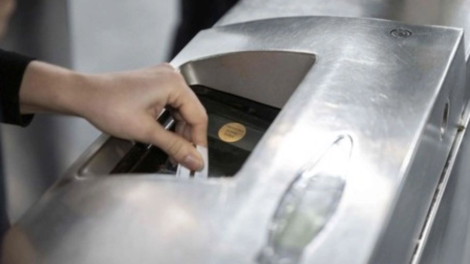 Escrocheria cu biletele de metrou căreia i-au căzut pradă doi români la Paris. Foto: Profimedia