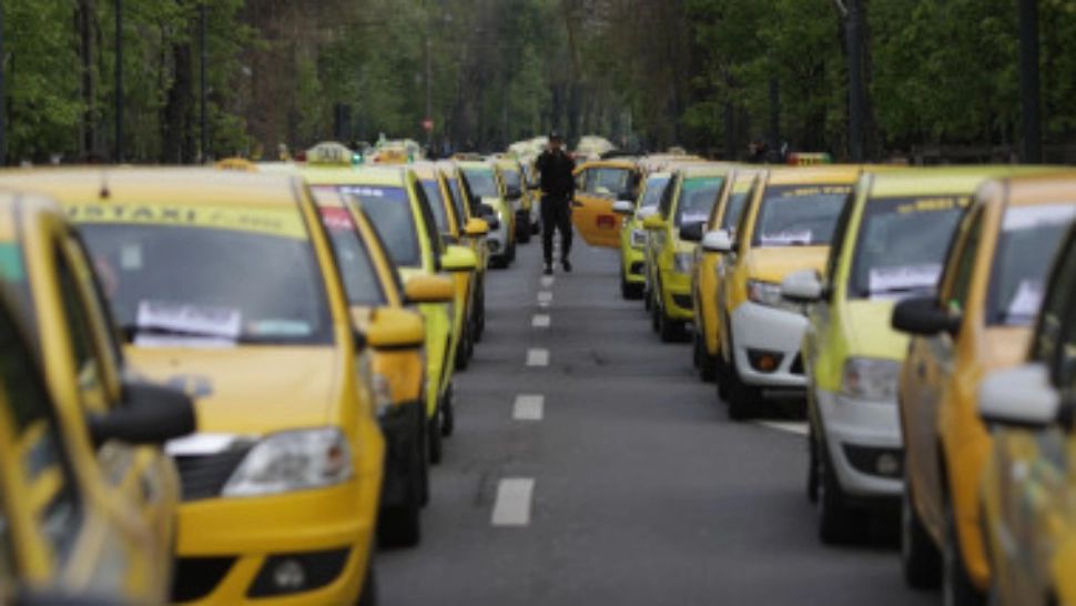 Taximetriștii protestează, astăzi, în Piața Constituției. Ce revendicări au