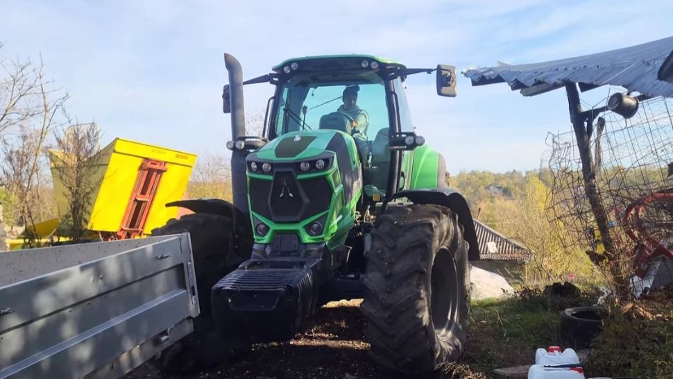 Un tânăr tractorist face valuri pe rețele de socializare. Foto: Captură YouTube