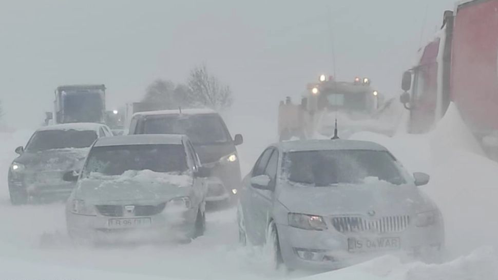 Microbuz răsturnat pe un drum înzăpezit din județul Dâmbovița. FOTO: arhiva