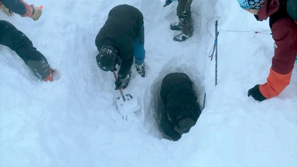 AVALANȘĂ de mari de dimensiuni la Bâlea Lac. Zăpada a îngropat corturile unor turiști - FOTO