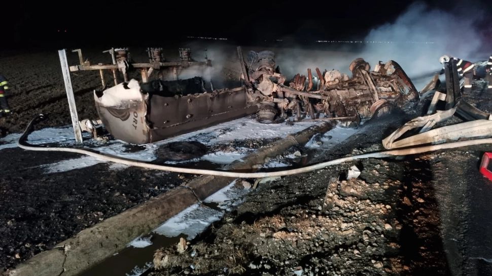 Incendiu violent la o cisternă răsturnată care transporta combustibil, în județul Brăila 