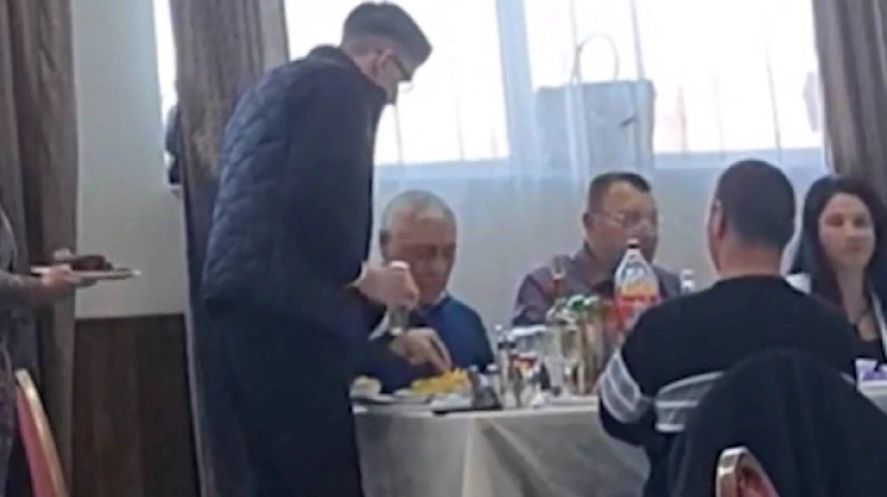 O primărie din Botoșani și-a închis activitatea în toiul zilei! Angajații au plecat la petrecerea unei secretare/ Captură video