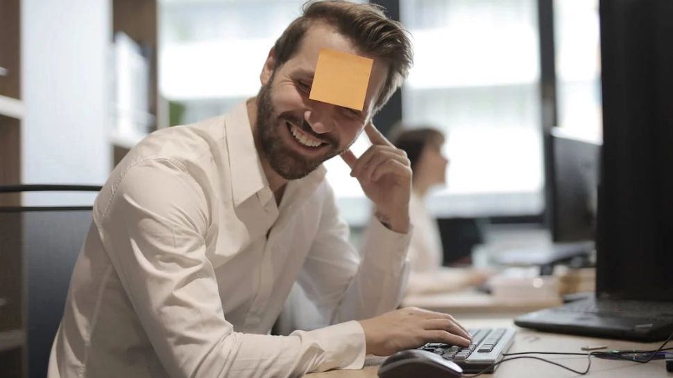 Un angajat concediat pentru că nu era “amuzant și profesionist” a obținut despăgubiri-record 