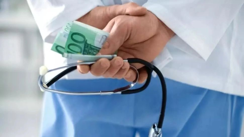 Chirurgul de la Marius Nasta prins cu șpagă a scăpat de închisoare
