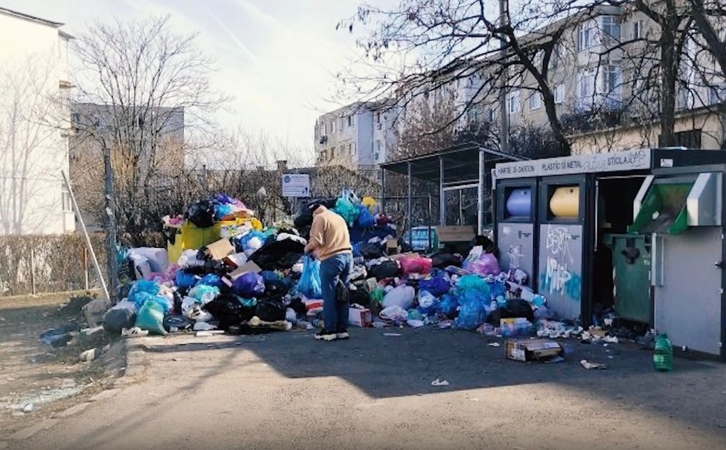 Munți de gunoaie pe străzile din Ploiești. Mafia gunoaielor provoacă haos în oraș