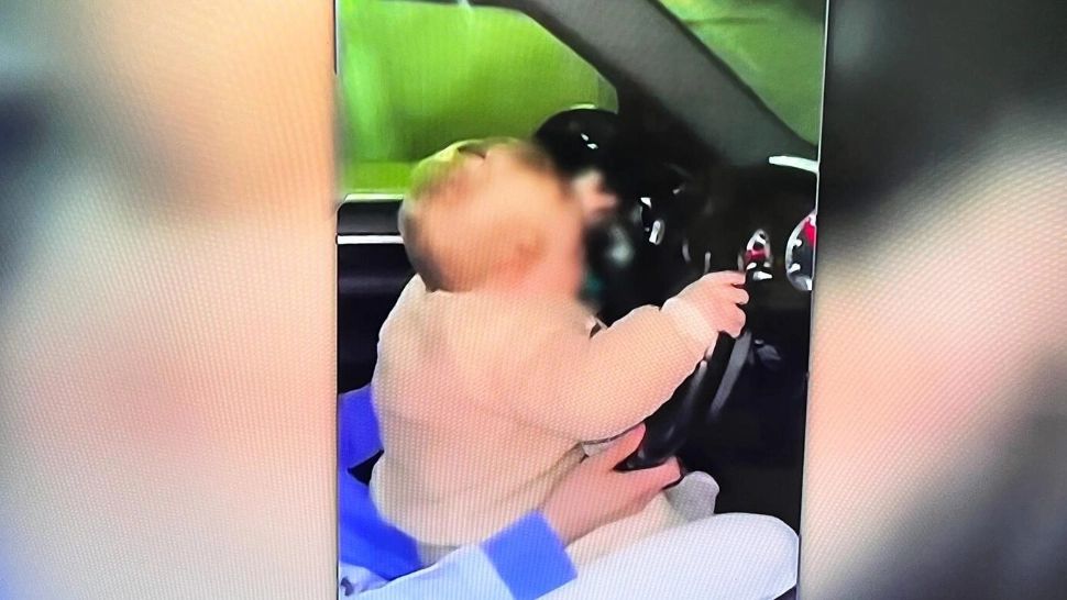 Inconștiență maximă: o mamă s-a filmat cu bebelușul de 9 luni în brațe, în timp ce conducea pe o șosea intens circulată din Maramureș 