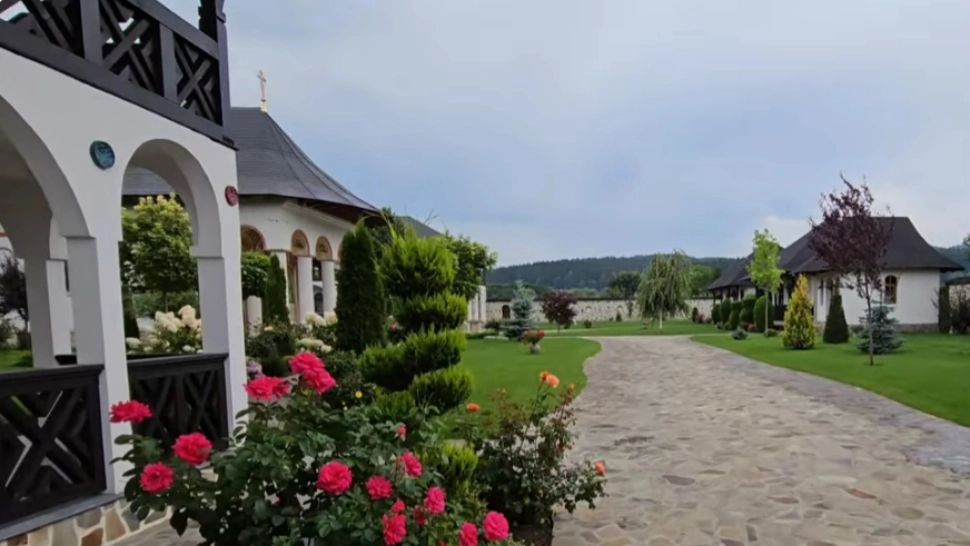 Mănăstirea „Nașterea Maicii Domnului” din Marginea, locul unde s-a refugiat fata abuzată de părinți. Foto: Captură YouTube