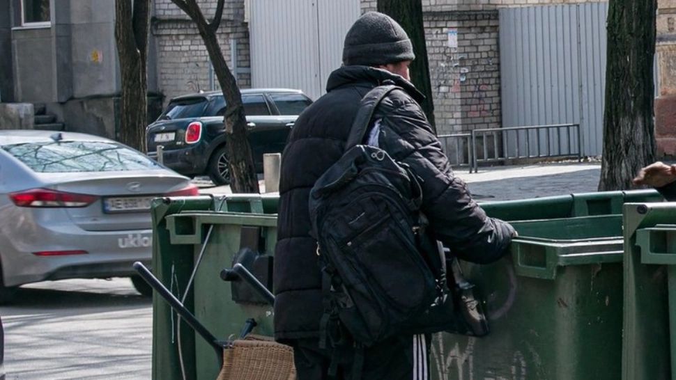 Un pensionar a devenit milionar căutând prin gunoaie. Are 10 case și mănâncă de 5 euro pe lună