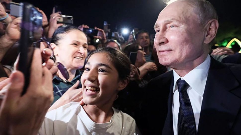 Putin, felicitat pentru victoria în alegeri, deși votul n-a început. Foto/Profimedia