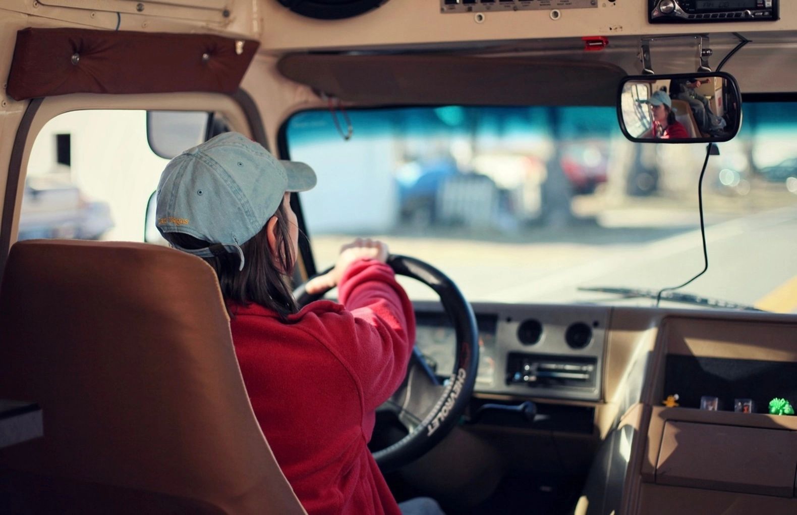 Câți pasageri au voie să transporte în mașină, de fapt, șoferii începători? 