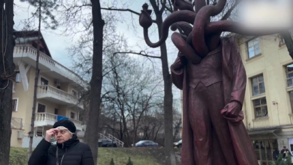 O statuie din Iași a băgat oamenii în sperieți. Foto: Captura Facebook