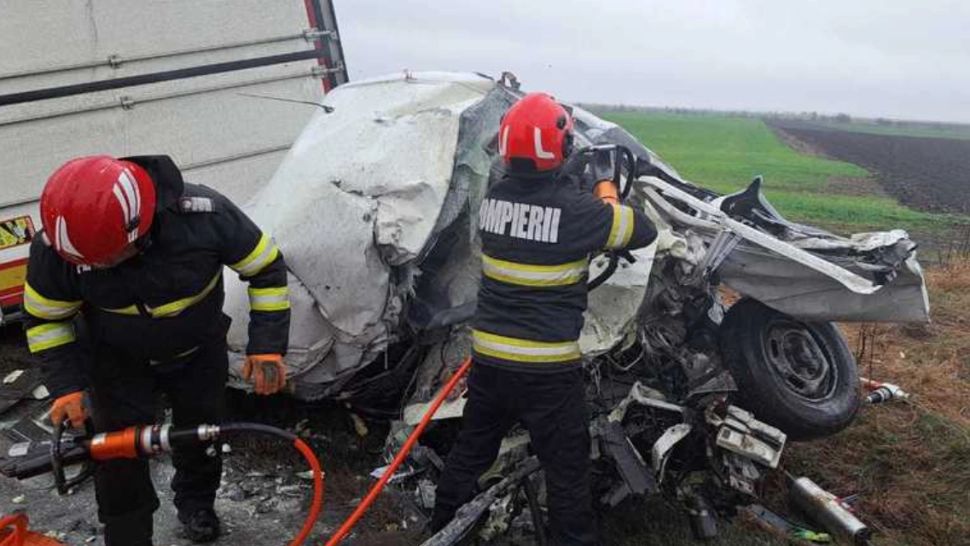 O autoutilitară şi un TIR s-au ciocnit pe DN2, în județul Buzău. 3 persoane au rămas încarcerate: cum se circulă/ Captură foto ISU Buzău
