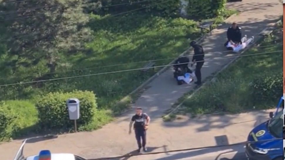 Polițiști, amenințați cu sabia la o intervenție în Maramureș. Oamenii legii, nevoiți să folosească armamentul din dotare/ Captură video
