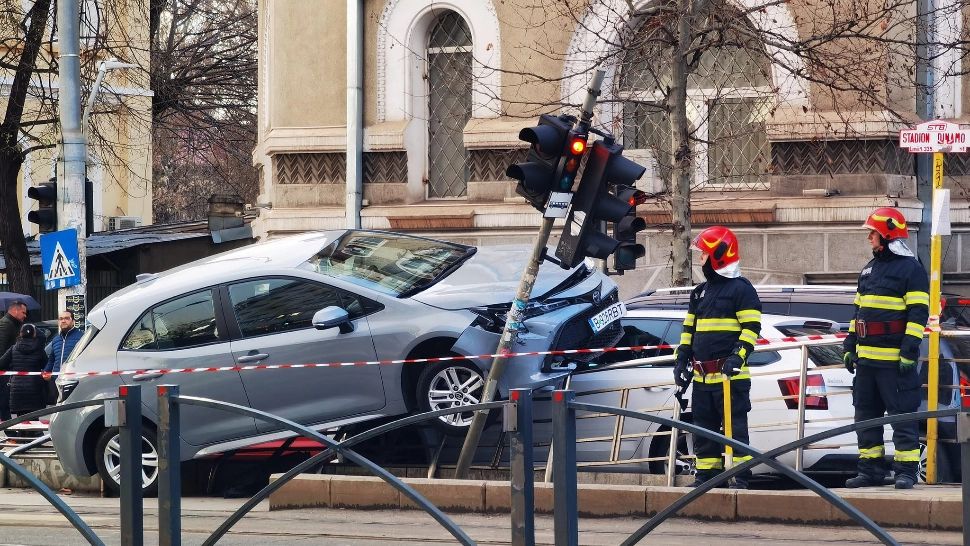 Unul dintre autoturisme s-a urcat peste altul (foto: Luciana Gingărașu)