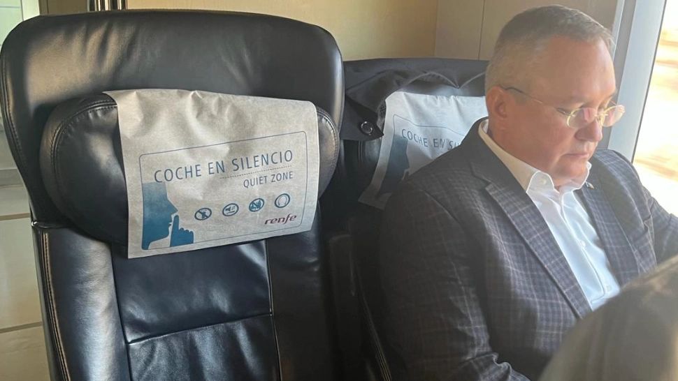 Nicolae Ciucă, surprins călătorind cu trenul în drumul spre Madrid