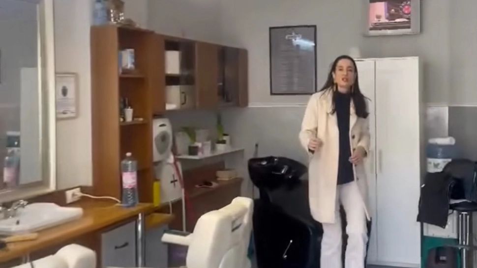 Primărița-pompier de la sectorul 1 fuge de cetățenii care-i cer socoteală. Imagini virale, Clotilde s-a baricadat în frizerie - VIDEO