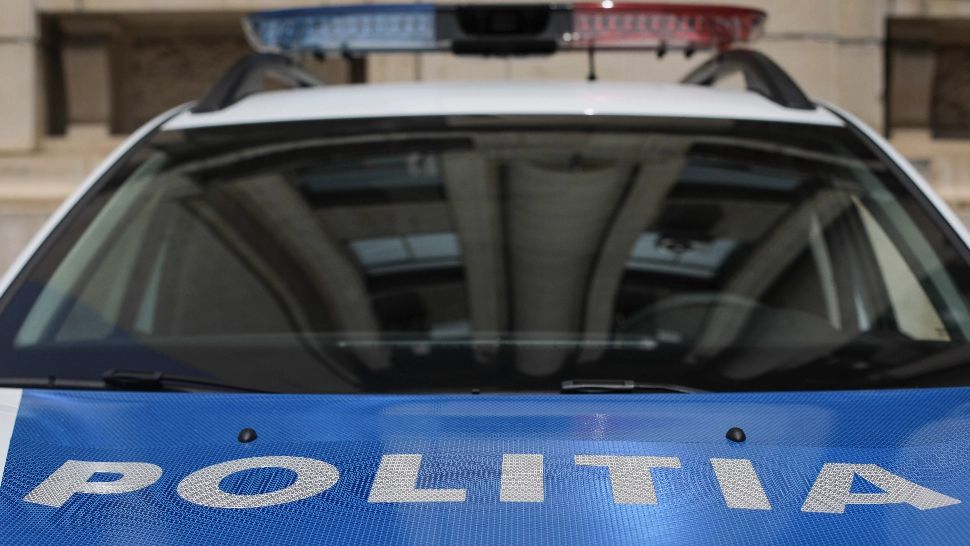 Și-a luat soțul la bătaie, bănuind că îi este infidel. După ce a sărit să-l apere, soacra oarbă a fost mușcată de femeia care și-a ieșit din minți