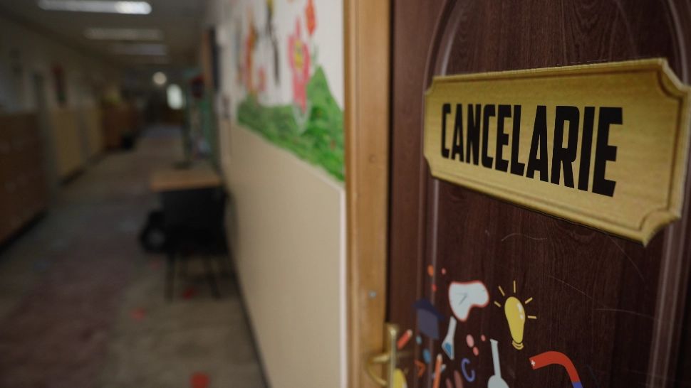 Bătaie cu pumni și picioare între elevi și profesori, într-un liceu din România: un dascăl a ajuns sub bancă - VIDEO