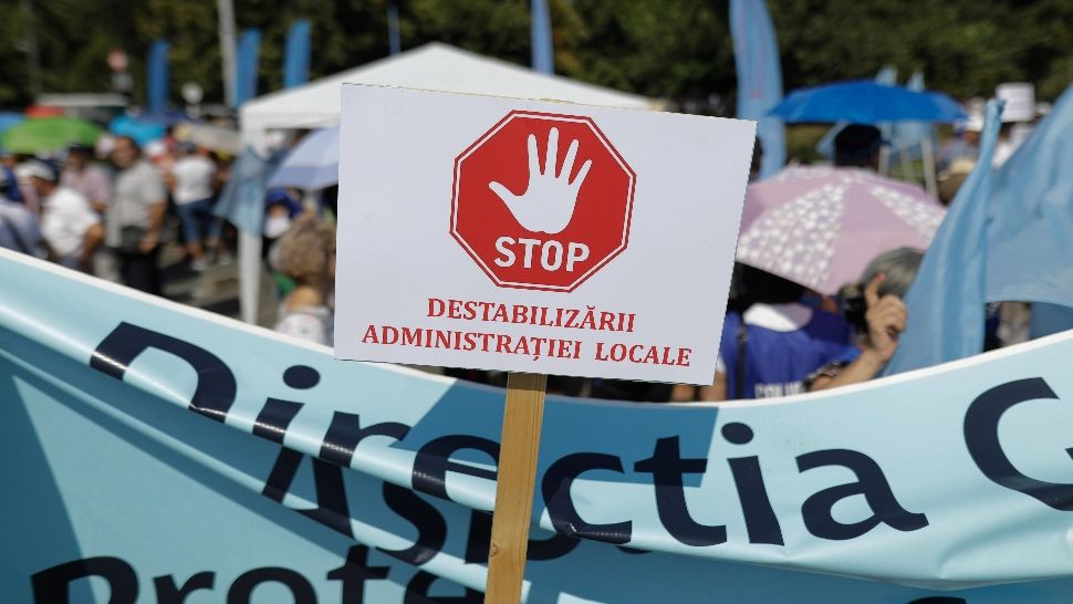 Blocaj în administrație: angajații din primării ies în stradă. Haos în domenii-cheie. Sindicaliștii din comerț, protest în fața Ministerului Muncii