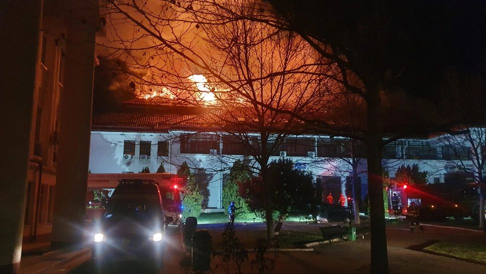 Focul de la Judecătoria Cornetu, jud. Ilfov, s-a reaprins, după ce pompierii au anunțat lichidarea flăcărilor violente. Autospecialele, întoarse din drum - FOTO