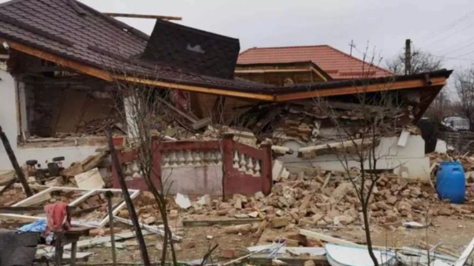  4 persoane din 3 gospodării aflate în apropierea casei care a explodat au fost evacuate