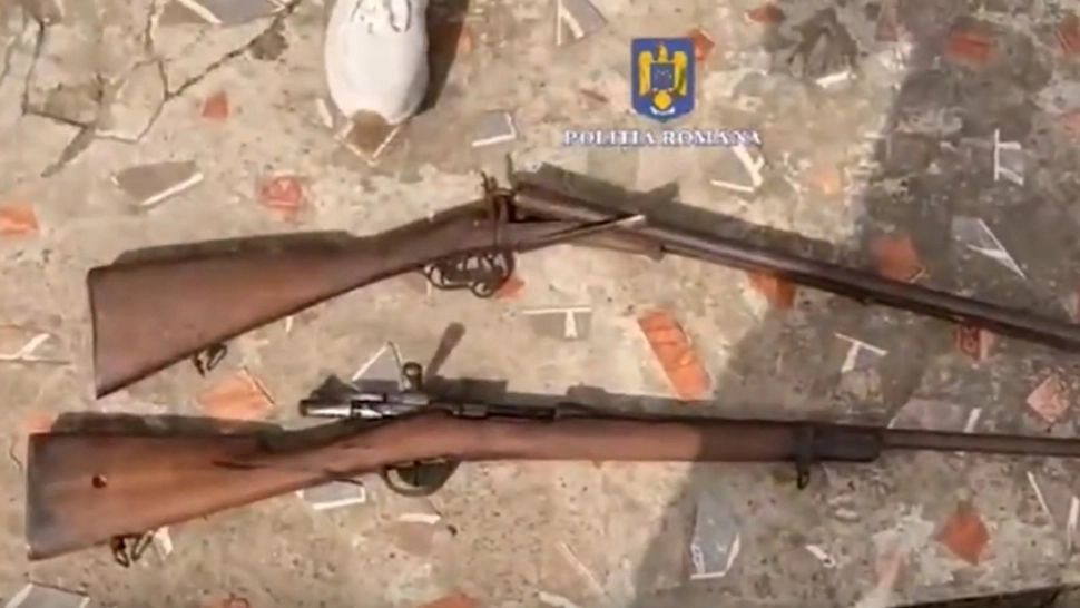 Descinderi de amploare la Galați. Polițiștii au găsit arme de vânătoare în casa unui traficant de droguri: unde le ascundea