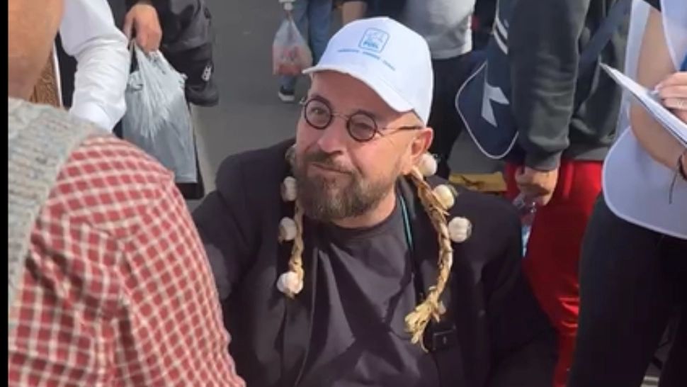 Semnături, gogoși și lăutari în campania lui Piedone pentru Capitală. Edilul de la 5 caută voturi cu iocana în piață/ Captură video