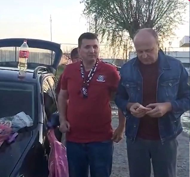 Milionarul luat în calcul pentru Capitală, cu parizerul pe capota mașinii. Imagini virale cu Dan Șucu, alături de fanii Rapidului/ Captură video