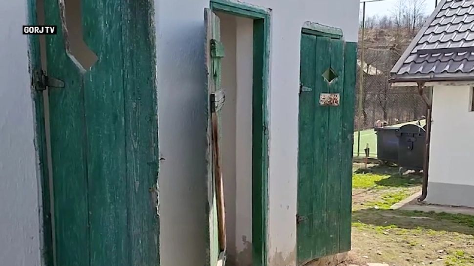 Primarul unei localități din Gorj vrea să construiască bazin olimpic, deși comuna NU are apă și canalizare. Oamenii sunt revoltați/ Captură video Gorj TV