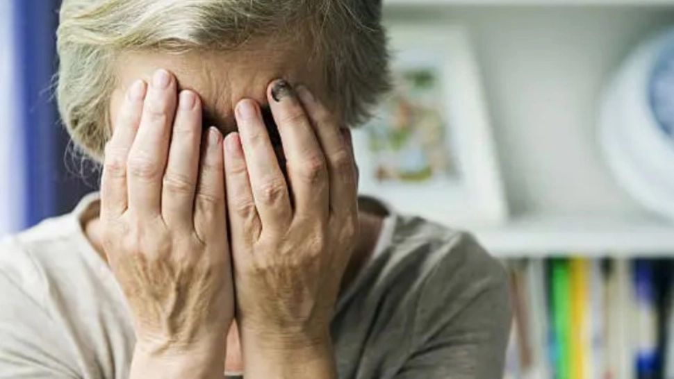 Înșelătorie uriașă: pensionarii, țepuiți de un avocat care le cere bani pentru adeverințe. Oamenii dau până și banii de înmormântare