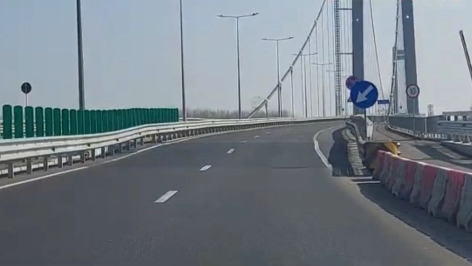 Asfaltul de pe podul de la Brăila se scufundă. Foto: Captură YouTube